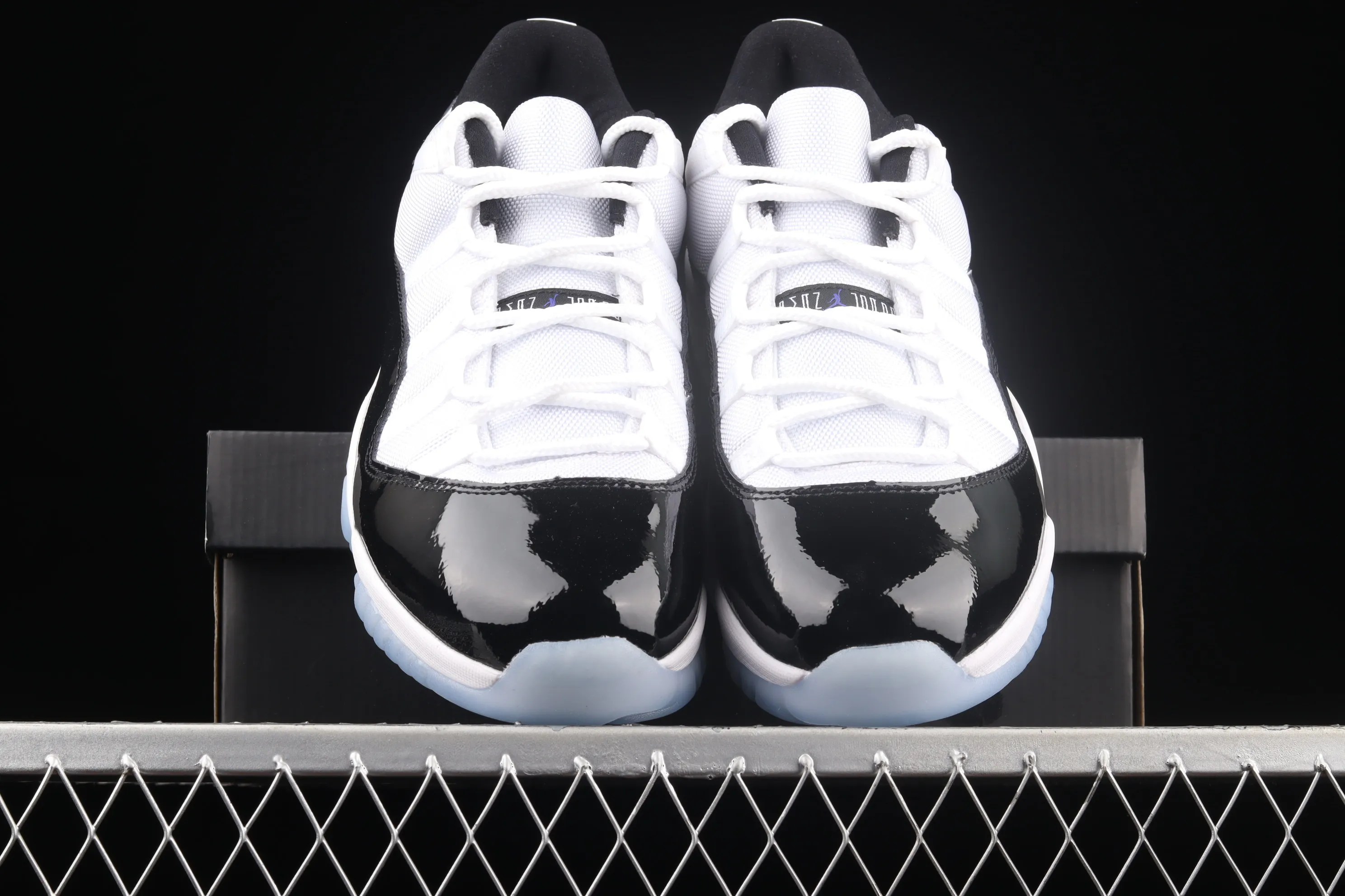 All Categories Air Jordan Jordan Series Basketball Shoes Air Jordan 11 Pure Original Version Air Jordan 11 Low "Concord" AJ11 Concord White Black Original Label Real Carbon Fiber Low-top Basketball Shoes 528895-153